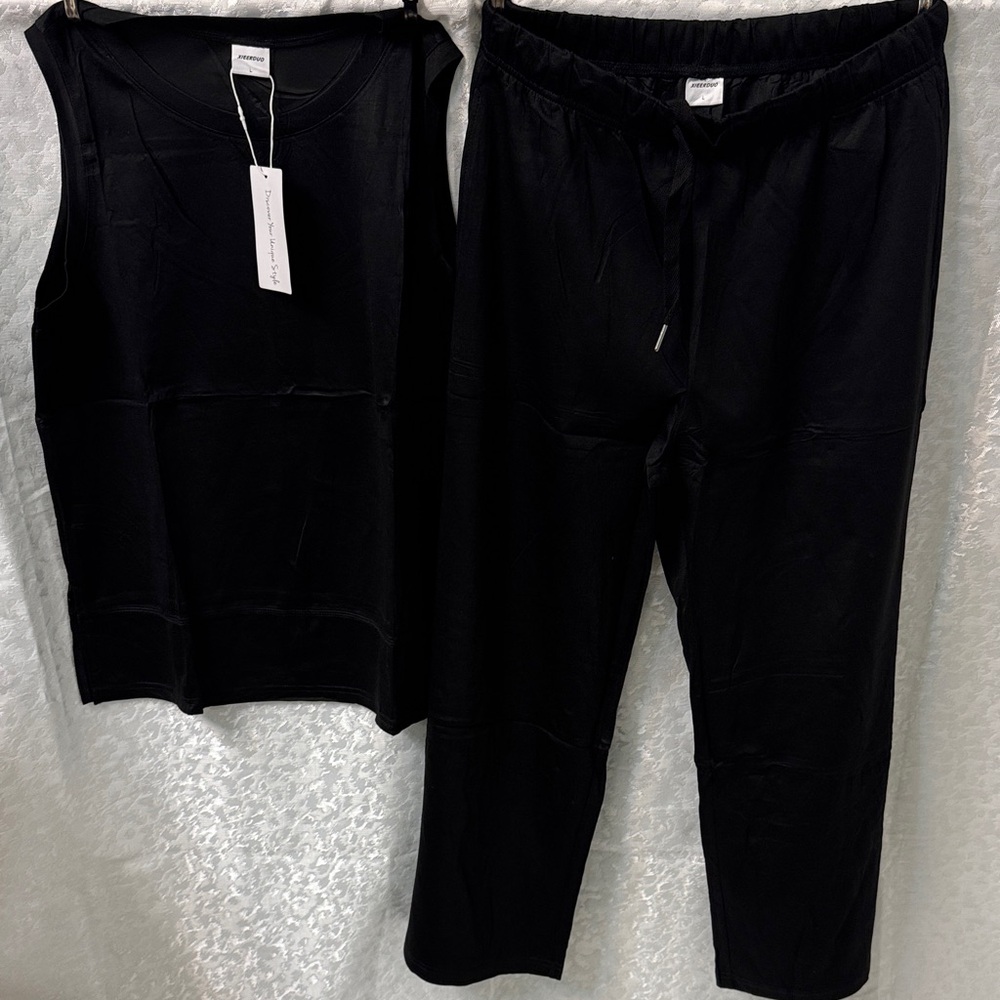 Black Sleeveless Top and pants Set. New with tag. Size L.